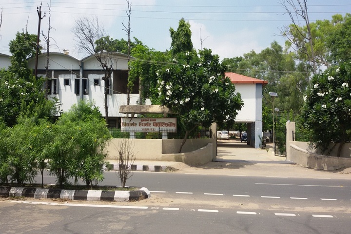 https://cache.careers360.mobi/media/colleges/social-media/media-gallery/11406/2019/3/7/Campus Entrance View of Kilachand Devchand Polytechnic Patan_Campus-View.JPG